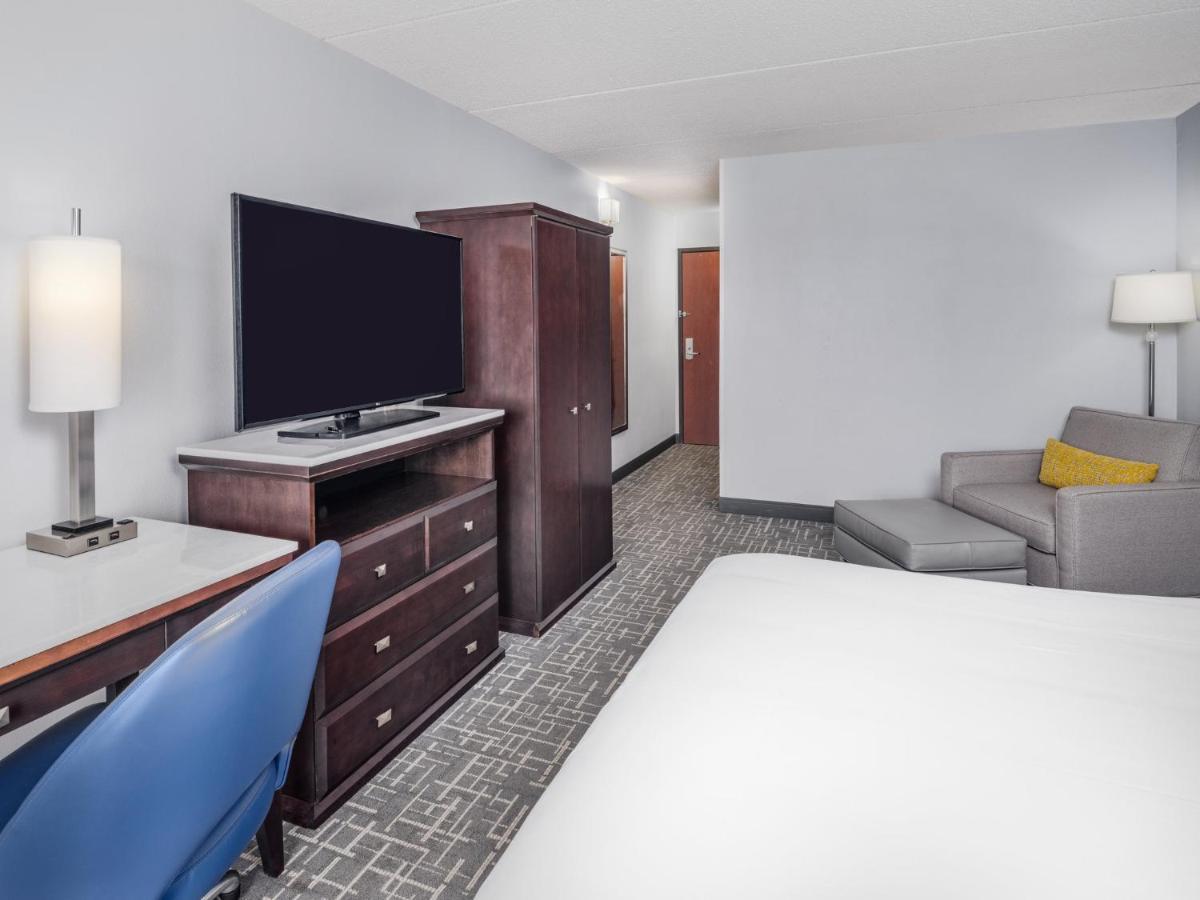 Отель Crowne Plaza Milwaukee South By Ihg Экстерьер фото