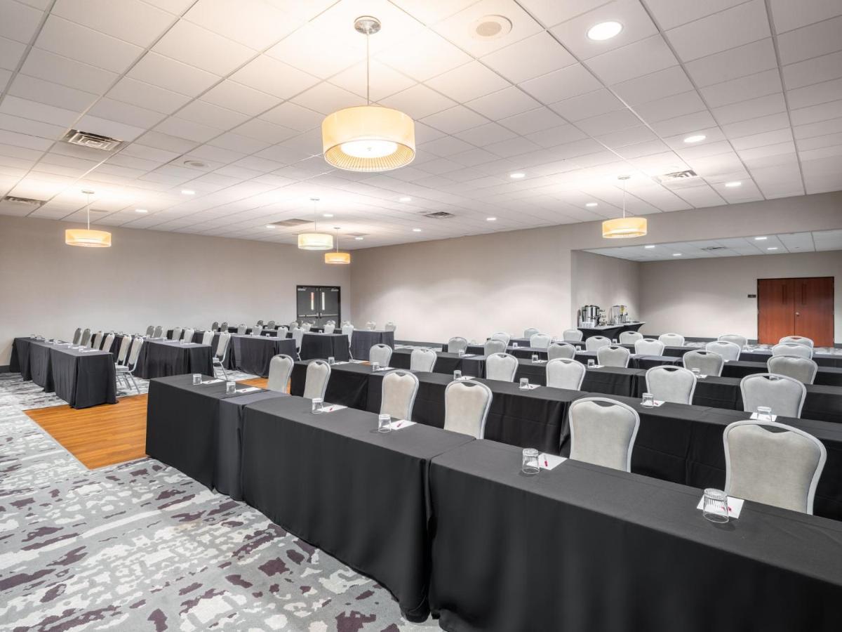 Отель Crowne Plaza Milwaukee South By Ihg Экстерьер фото